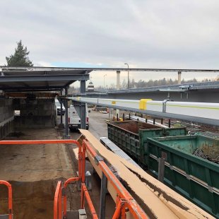 INNO by MOBILIS alimente la grue d'une usine d'éléments en béton